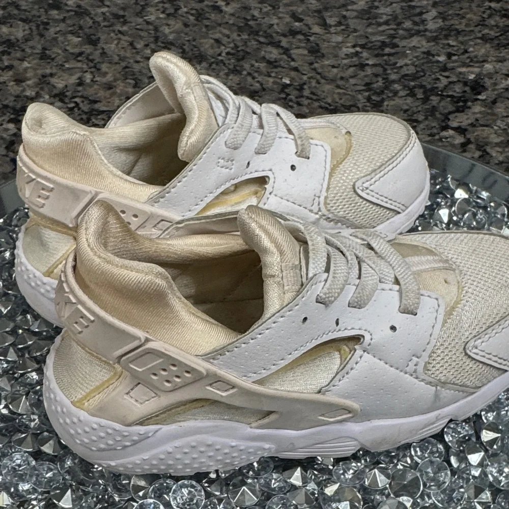 Nike huaraches Kids White and Tan Sneakers 10C